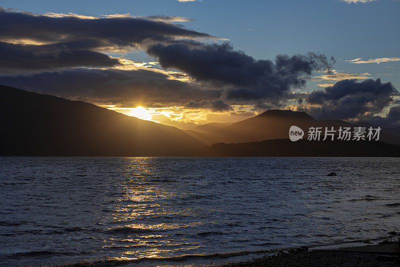 日落在洛蒙德湖西岸的山脉，苏格兰，英国。