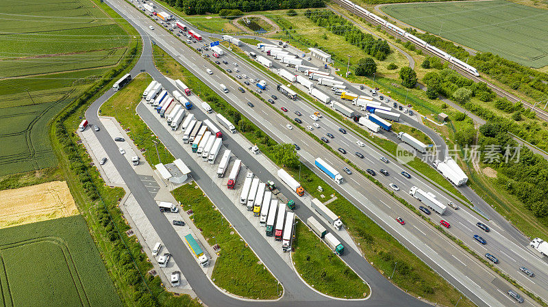 高速公路上交通拥挤。汽车和卡车休息区-鸟瞰图