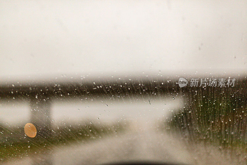 汽车挡风玻璃上的雨滴-多雨的中西部美国旅行在春天的天气和季节照片系列