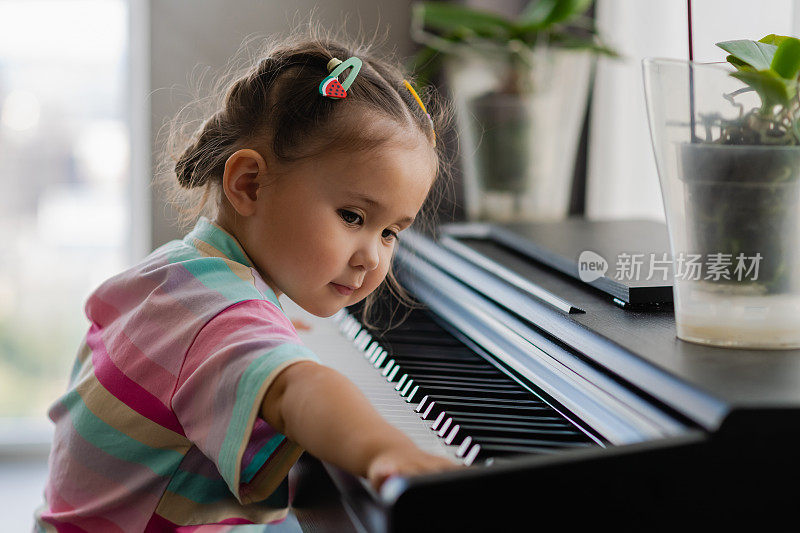 学龄前儿童在学习乐器中获得乐趣。
