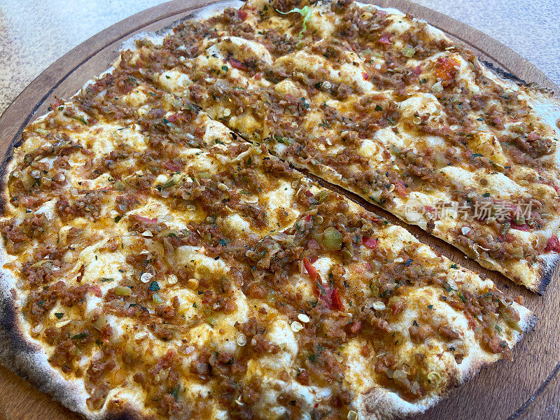 Lahmacun，土耳其食物Lahmacun在桌子上