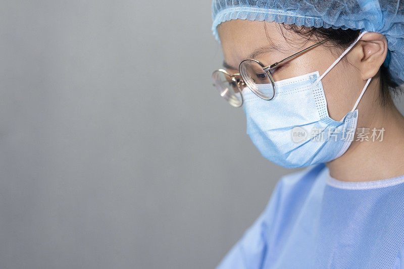 一位亚洲女性外科医生正在做手术