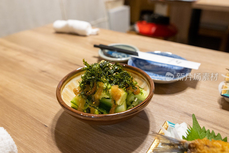 日本居酒屋:黄瓜、紫菜和梅子酱沙拉