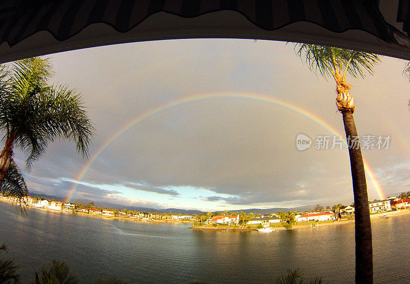 半双彩虹设置在美人鱼水域运河，黄金海岸，昆士兰。澳大利亚
