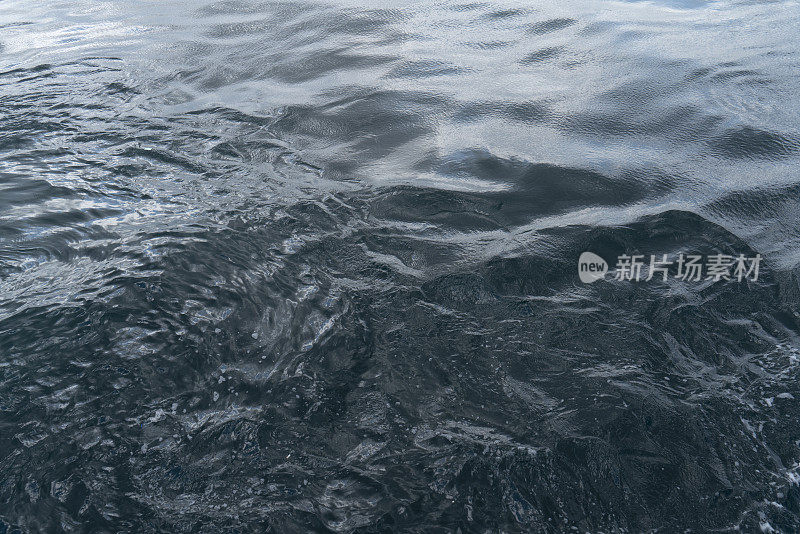 蓝色的深海海水背景