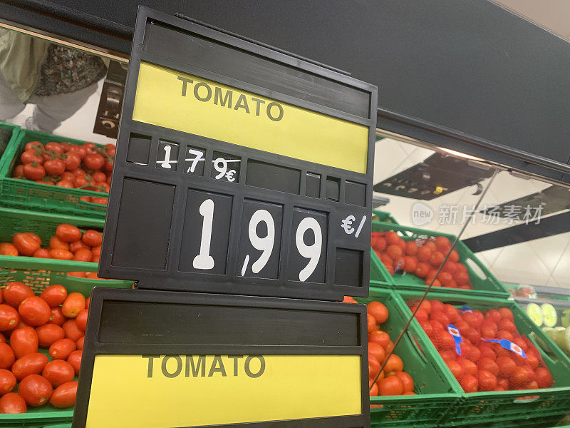 由于通货膨胀，超市物价上涨