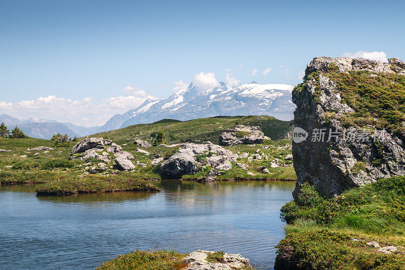 夏季法国阿尔卑斯山脉奥山山脉高海拔湖泊的惊人景观