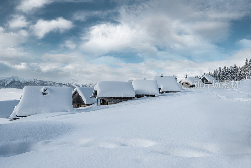 冰雪覆盖的山村