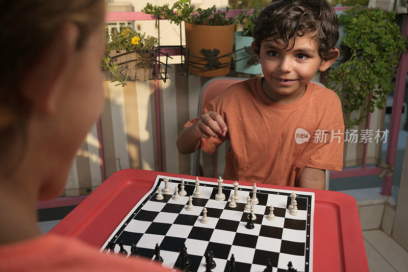 男孩下棋，走棋