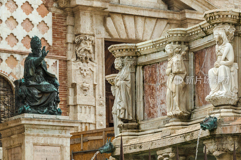 11月四号广场的大喷泉和圣洛伦佐大教堂入口的细节。照片摄于意大利翁布里亚佩鲁贾的历史中心