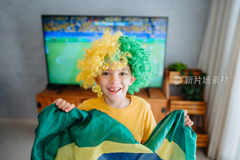 孩子们为巴西足球队欢呼