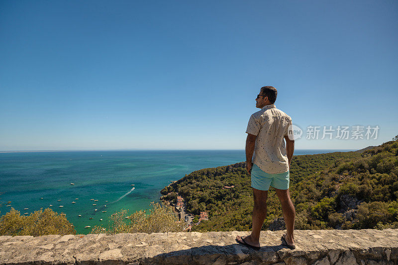 在塞拉达看海景的男人Arrábida