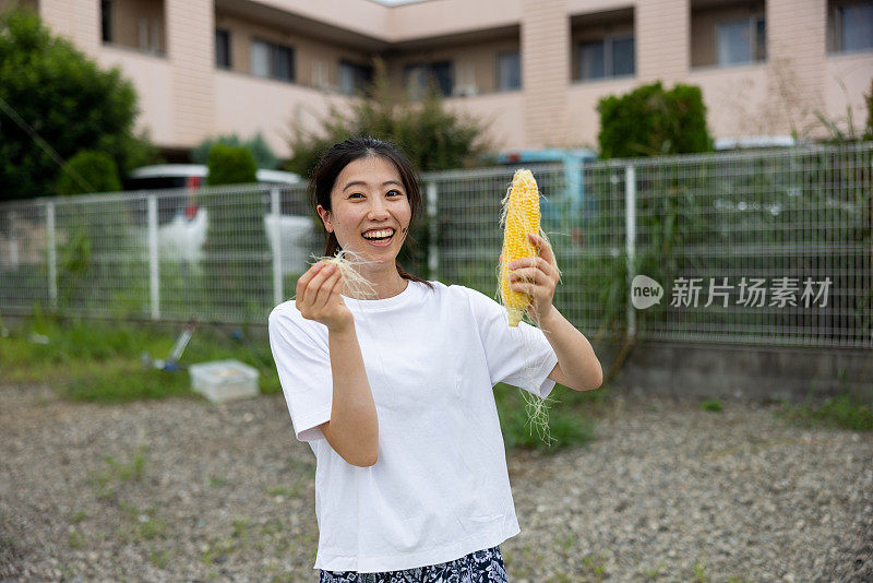 快乐的女人拿着玉米