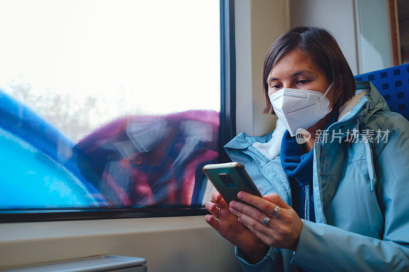 一个亚洲女人在冬天从火车窗外望出去