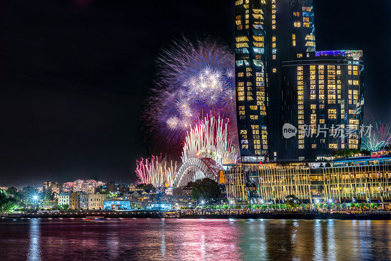 悉尼海港大桥跨年前夜的烟花，五彩缤纷的NYE焰火作品用鲜艳的多色点亮了澳大利亚新南威尔士州的夜空。新年快乐。除夕夜