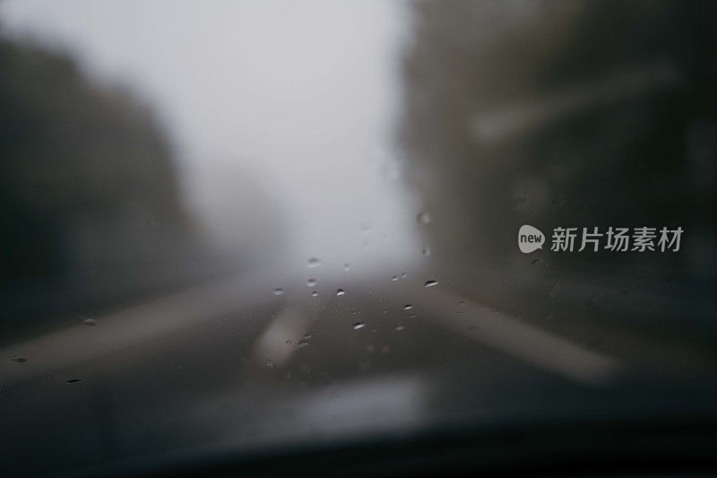 高速公路上的雨天
