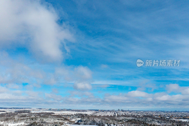 加拿大伍德布里奇，卢瑟福路和伊斯灵顿大街的冬季邻里博伊德公园