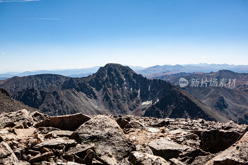 沿着科罗拉多大陆分水岭的顶部，印第安山峰荒野区，科罗拉多州。