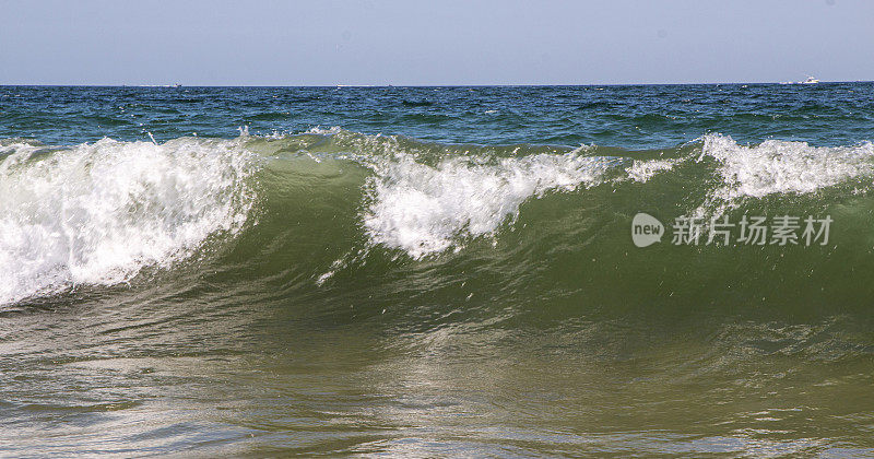 大西洋海浪冲击纽约火岛海岸的特写