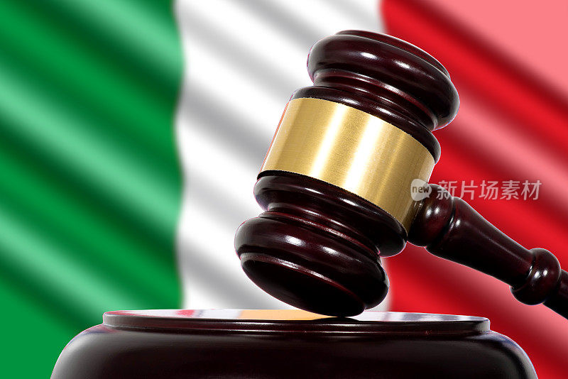 意大利国旗，法庭和法官的锤子