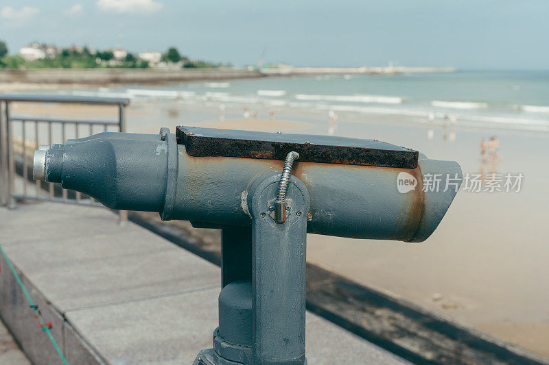 海滩上的望远镜