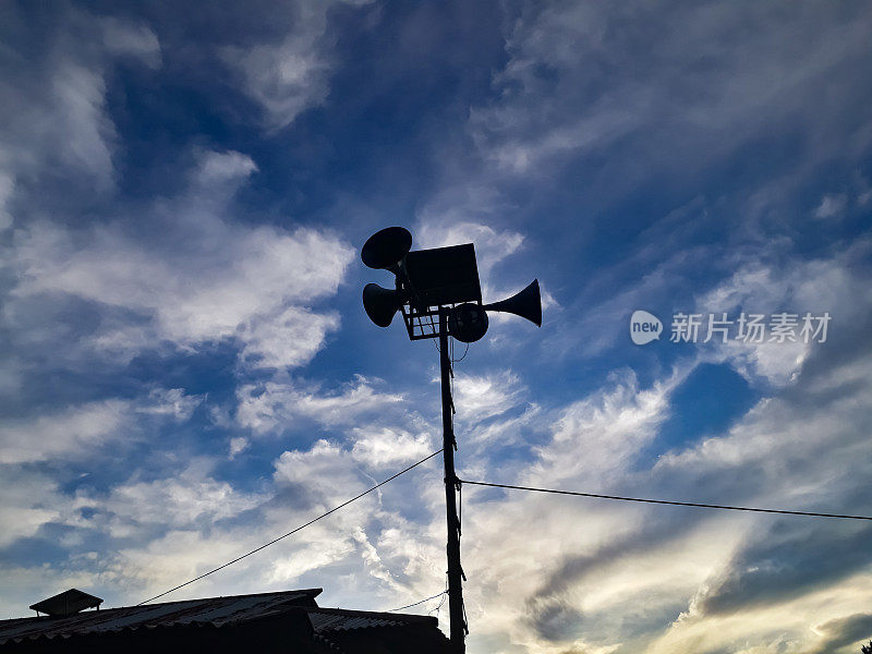 乌云密布的天空背景中民防警报器的剪影