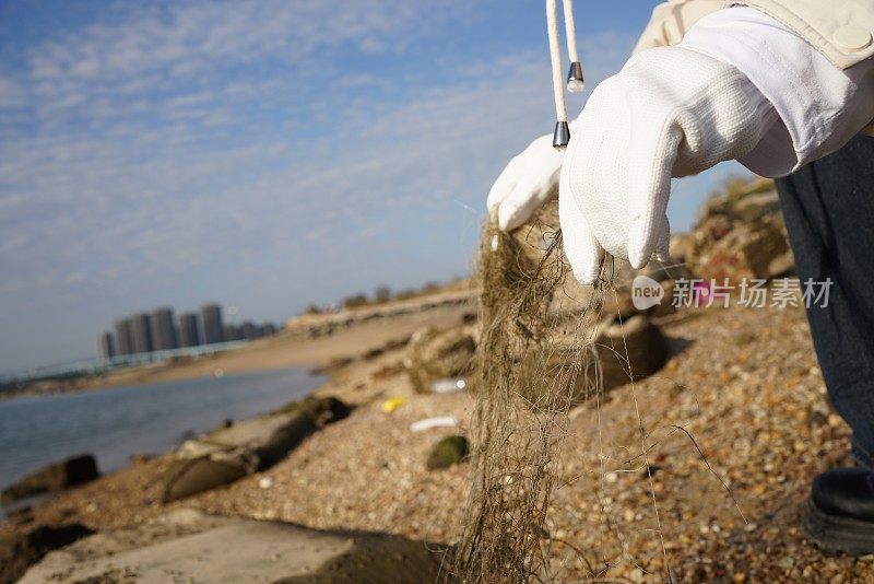 清理海滩