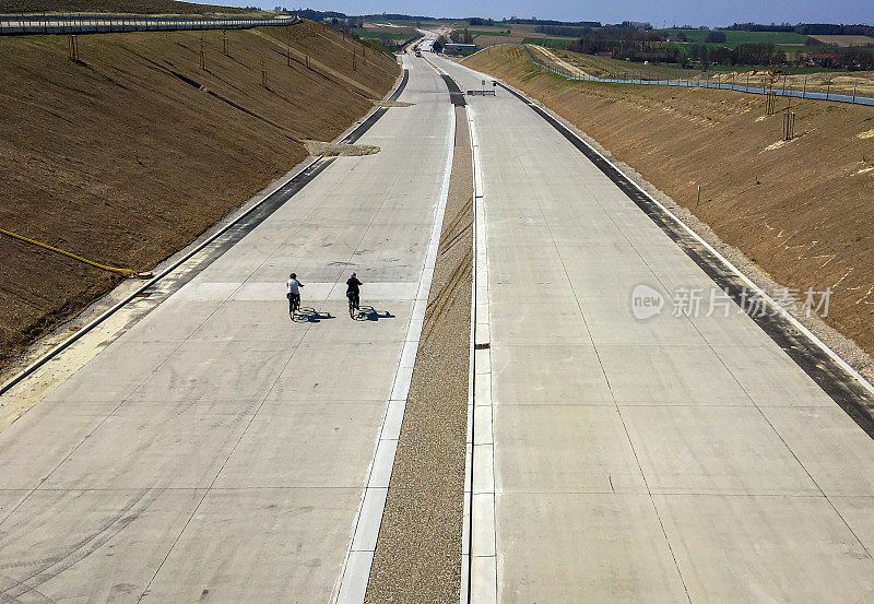 在新建成的德国A94高速公路上骑自行车的人