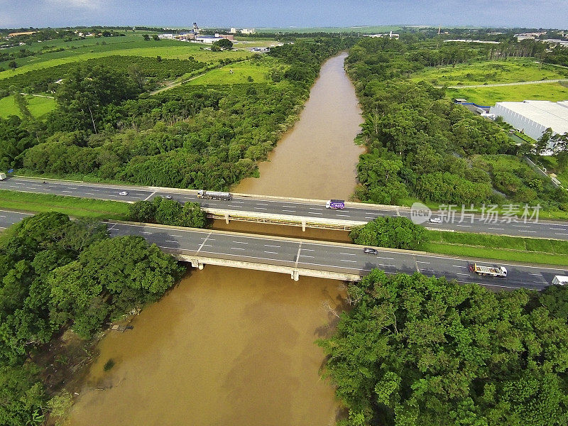 飞越高速公路