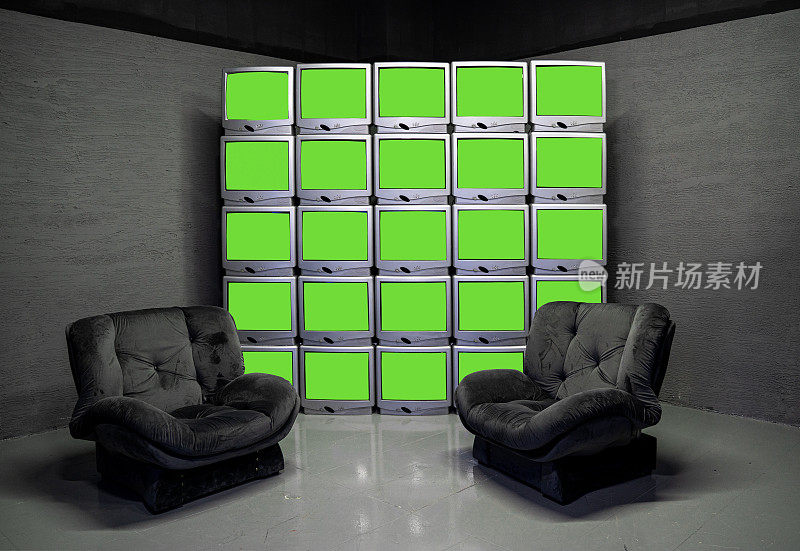 大组复古电视接收器与舒适的扶手椅