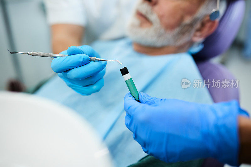 口腔医生在牙科诊所为病人治疗时使用填充物的特写镜头。