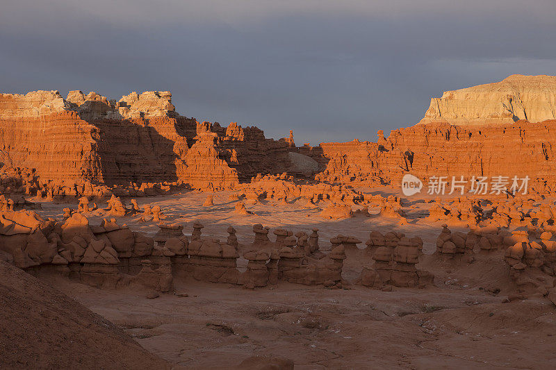 日落在砂岩蘑菇侵蚀地精谷州立公园犹他州