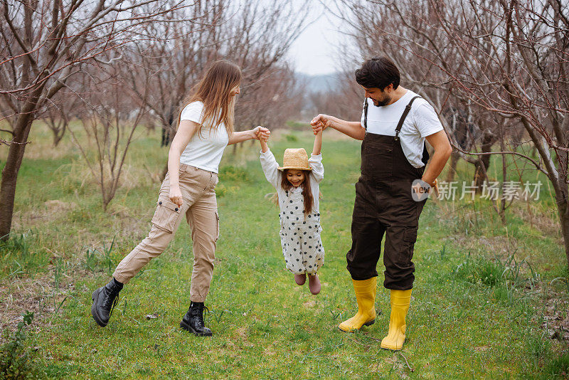 幸福的家庭享受在牧场散步。