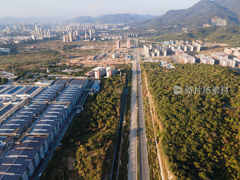 大型光伏太阳能发电厂在工厂的屋顶