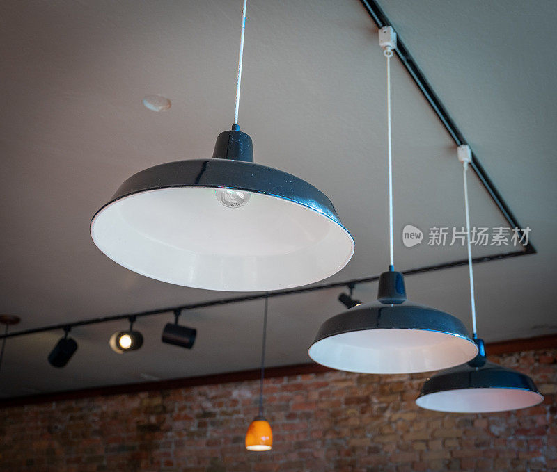 室内照明悬挂在天花板上在一排酒吧或餐厅轨道照明