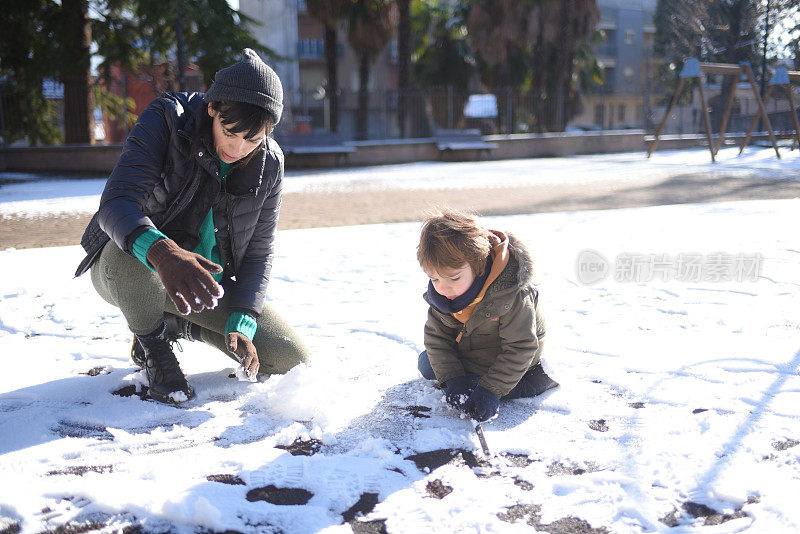 母子俩在雪地里玩耍