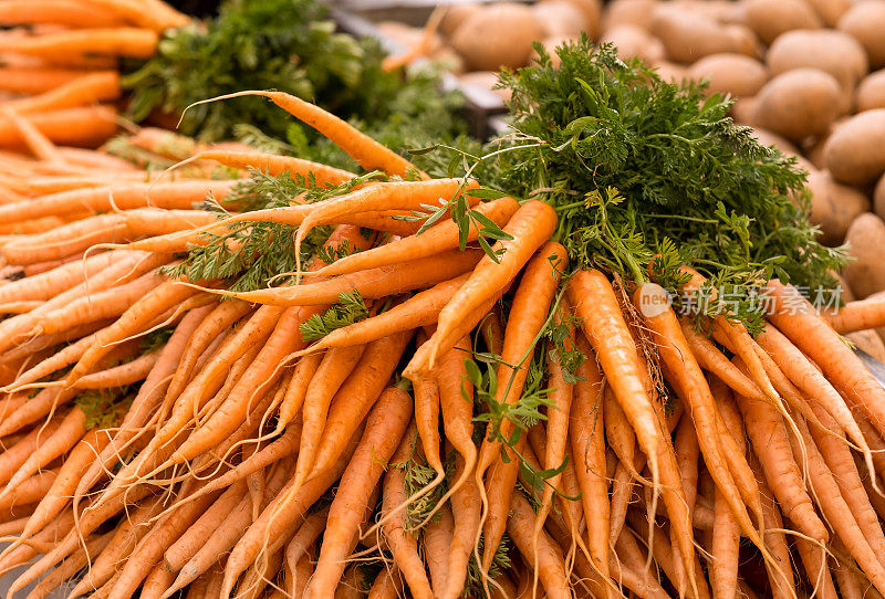 市场上有很多胡萝卜和土豆