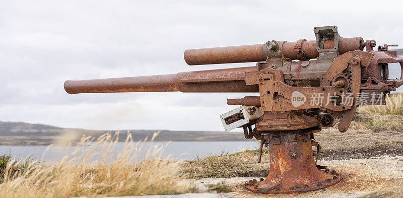 福克兰群岛战争中生锈的旧大炮。一座令人印象深刻的历史纪念碑。