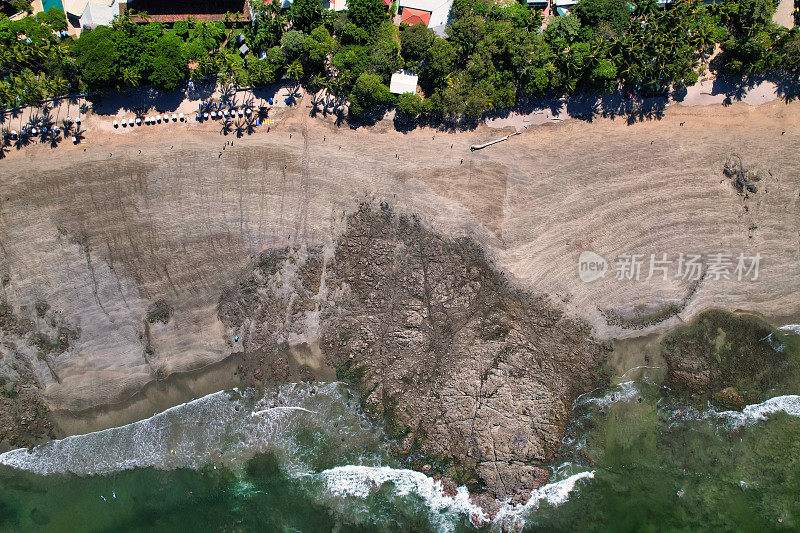 热带海滩无人机镜头。令人惊叹的鸟瞰图