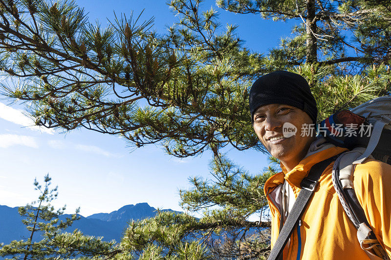 在山上徒步旅行的人的肖像。