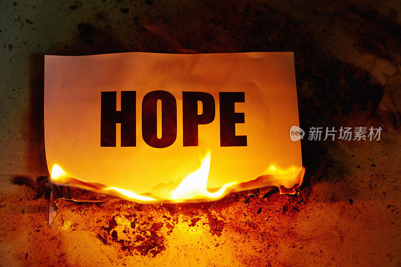 希望被摧毁:这个词在火焰中升起，代表绝望