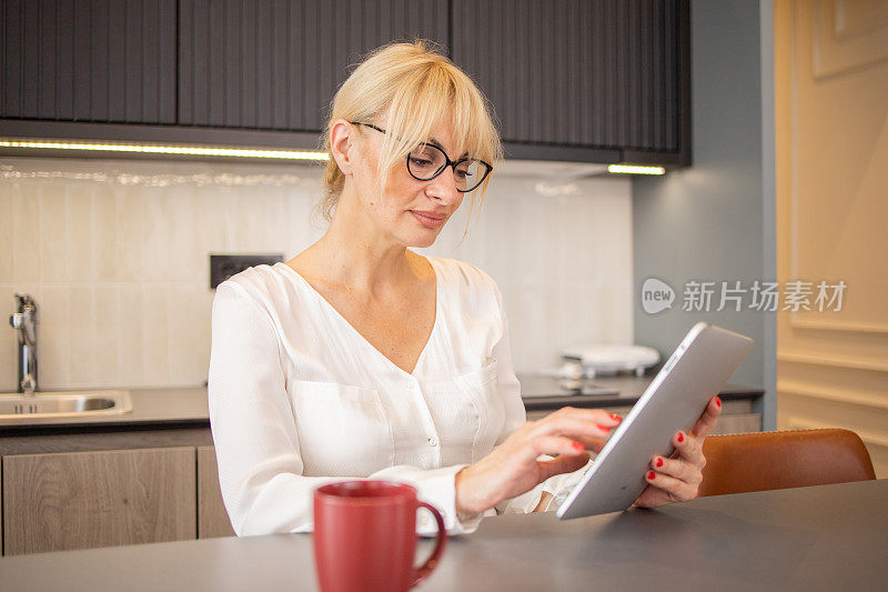 快乐的成熟女人使用数码平板电脑