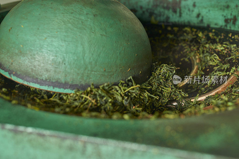 用机器捻茶。