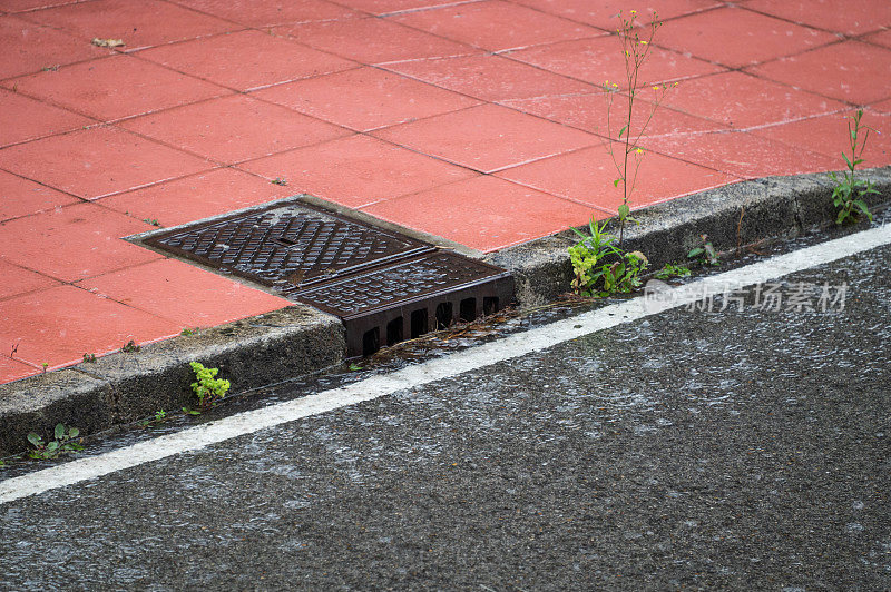 大雨从排水沟落下