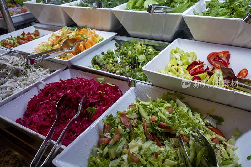 酒店的自助餐厅有美味的沙拉