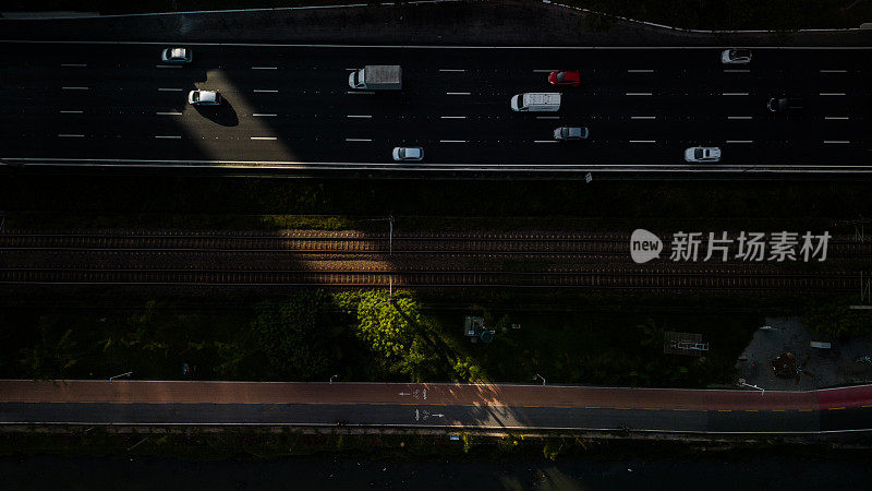 现代城市景观中的汽车、无人驾驶汽车