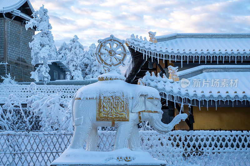 中国四川，雪天的冬天，峨眉山山顶上的寺庙和雕像