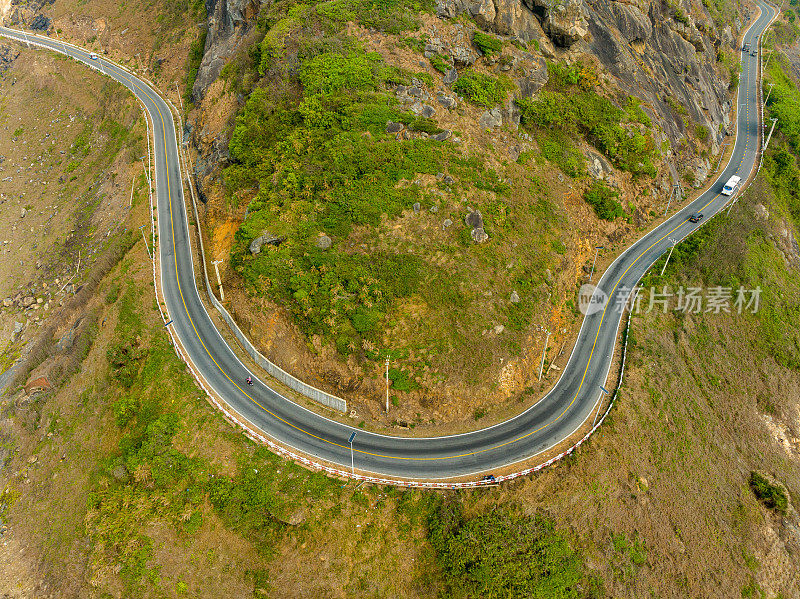 这条柏油路环绕着巴里翁头省孔岛的孔岛的山腰