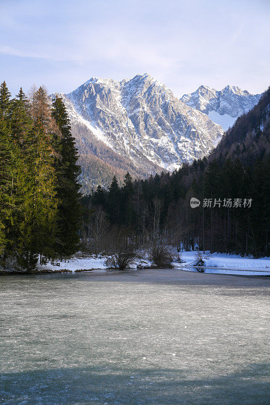 在斯洛文尼亚耶泽斯科附近的普兰萨尔湖北欧越野滑雪场附近的餐厅，俯瞰覆盖着冰的普兰萨尔湖的垂直冬季景观。