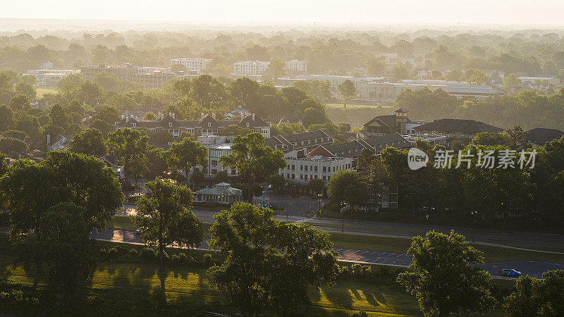 孟菲斯港镇阳光明媚的社区。航拍的城市景观和树木在港口镇，孟菲斯，田纳西州